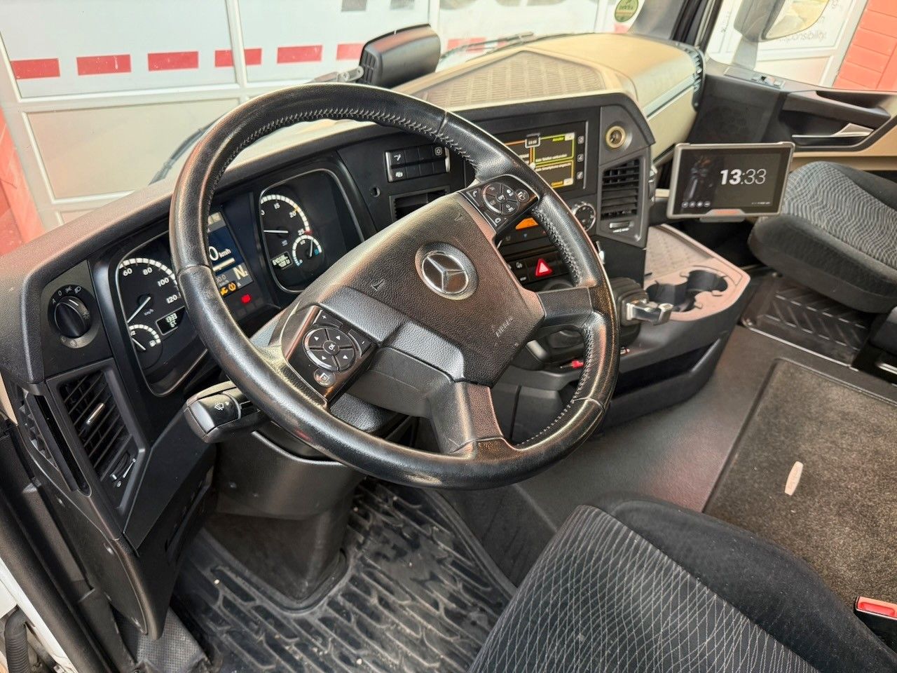 Fahrzeugabbildung Mercedes-Benz Actros 1845 LS Sattelzugmaschine