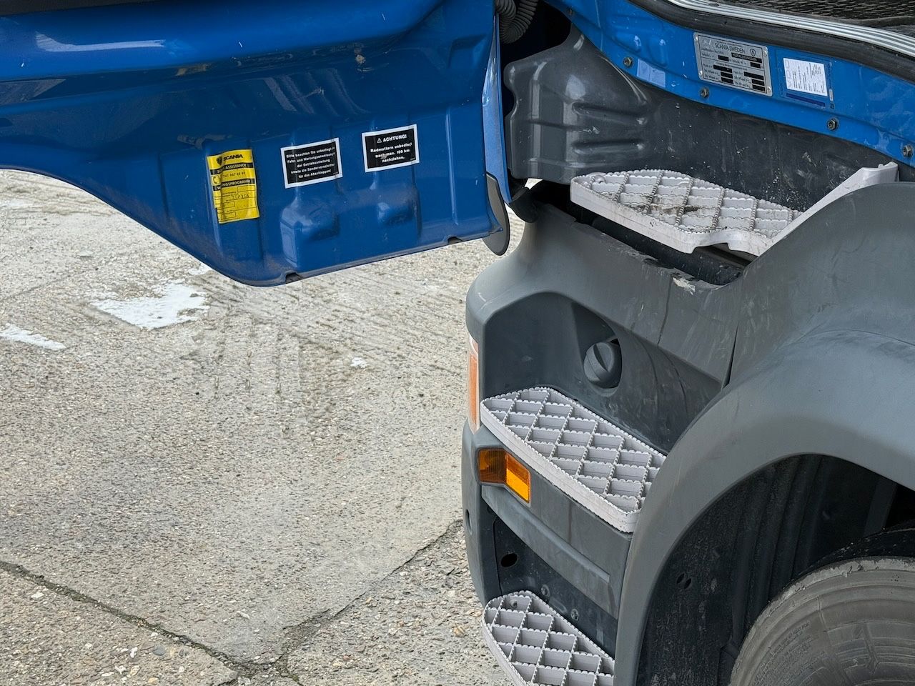 Fahrzeugabbildung Scania R450 Lowliner mit Hubsattelkupplung