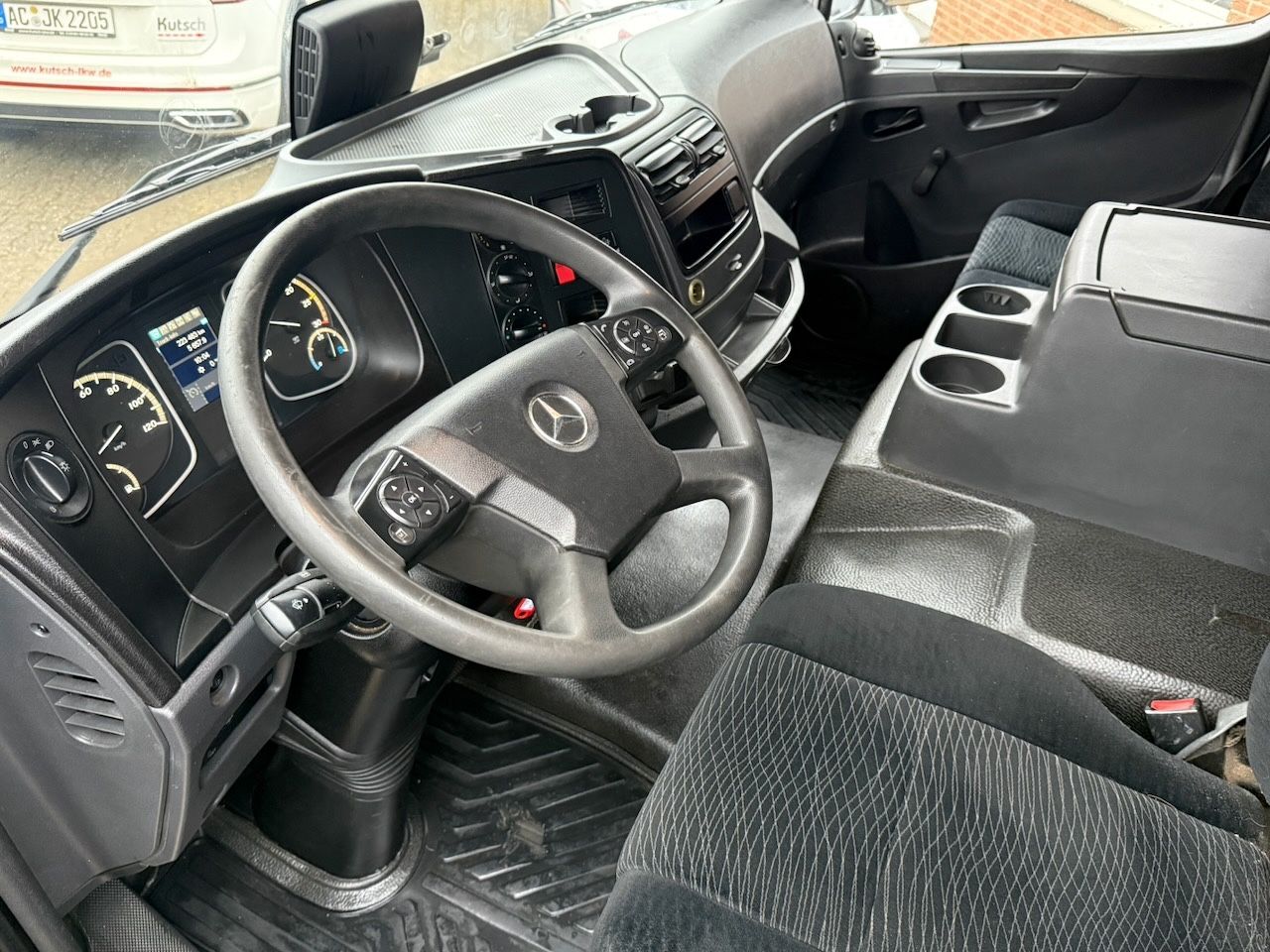 Fahrzeugabbildung Mercedes-Benz 818L Atego Pritsche mit Bordwänden