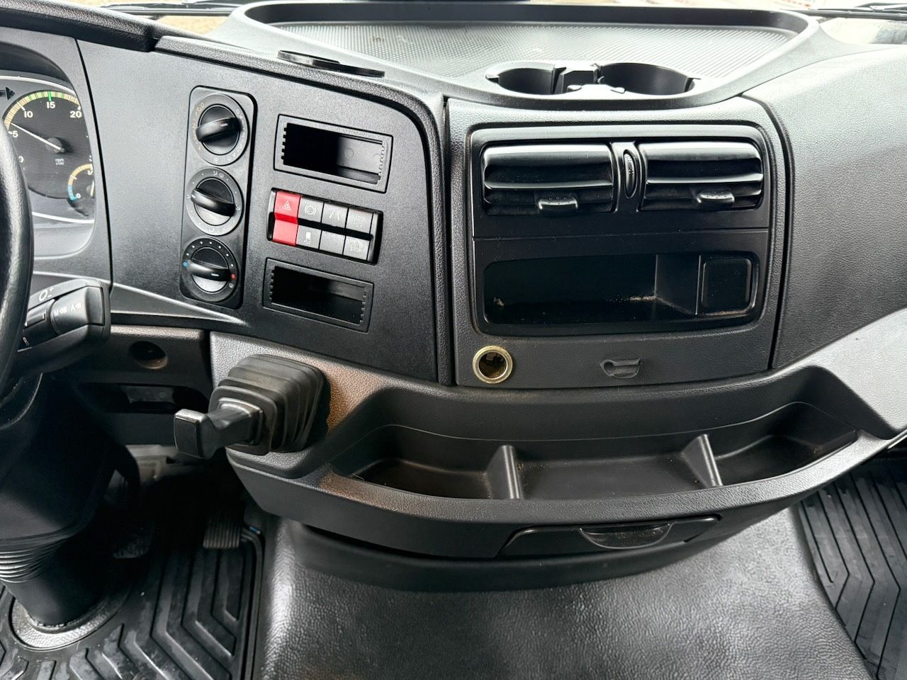 Fahrzeugabbildung Mercedes-Benz 818L Atego Pritsche mit Bordwänden