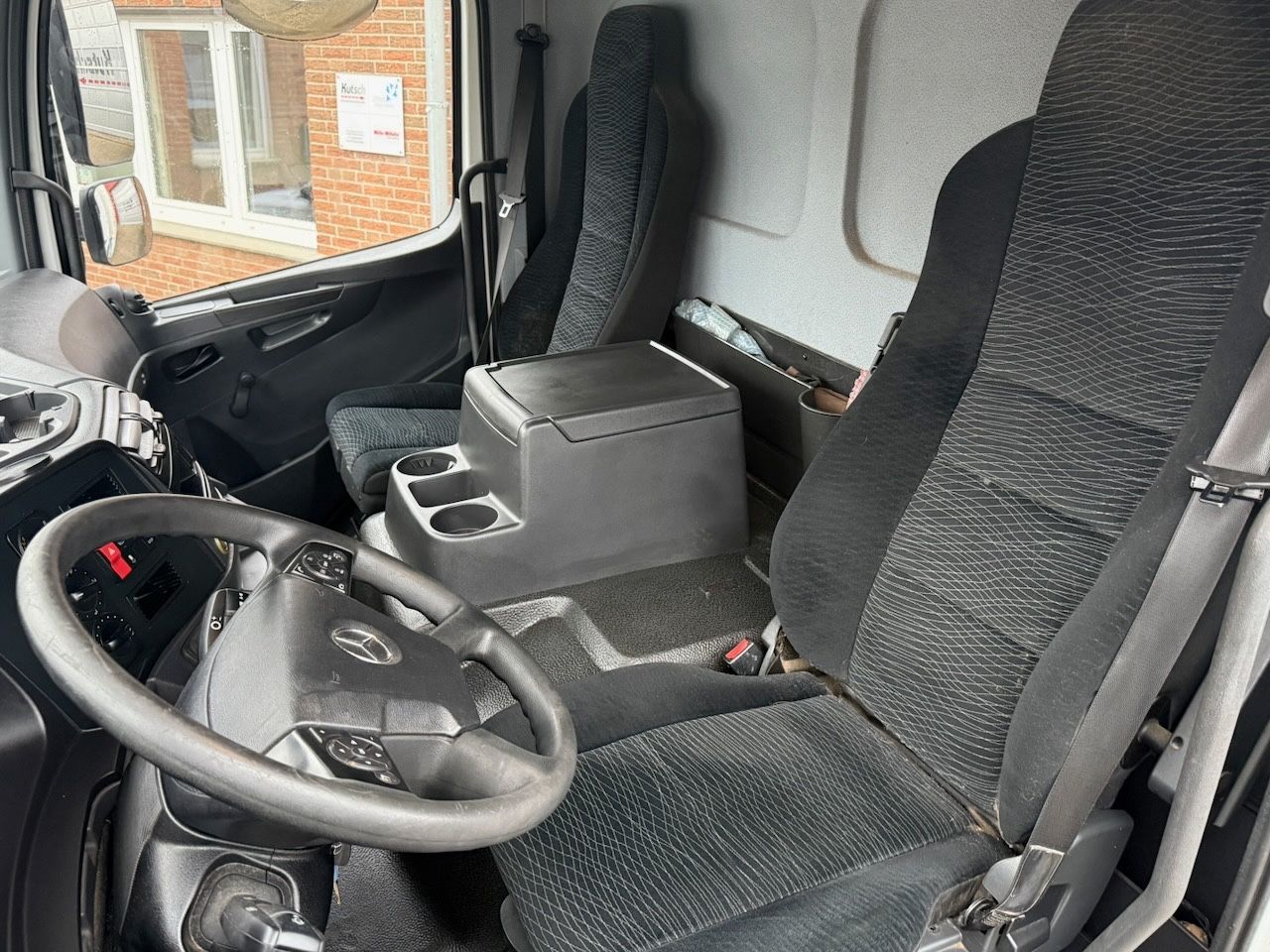 Fahrzeugabbildung Mercedes-Benz 818L Pritsche mit Bordwänden und Plane