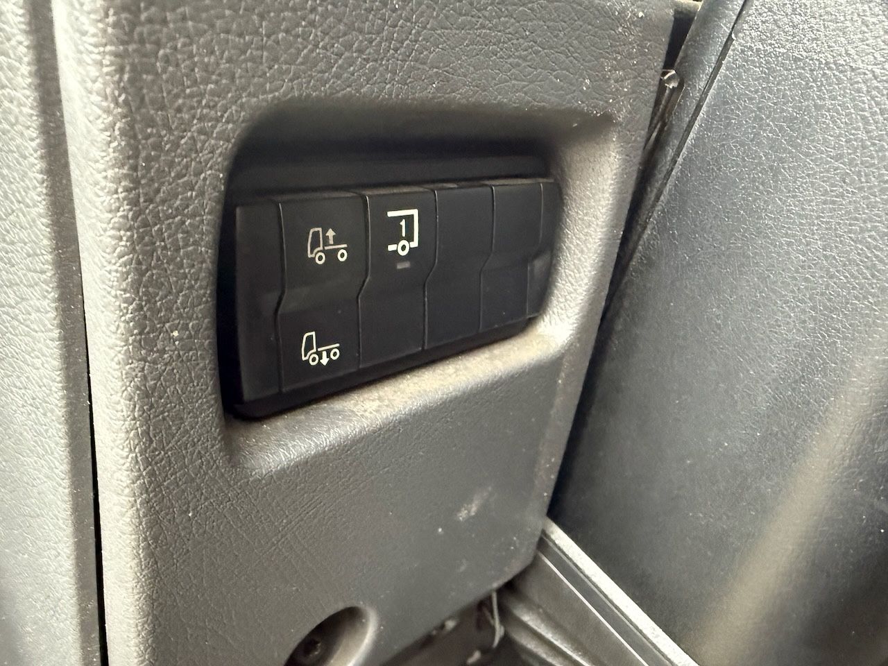 Fahrzeugabbildung Mercedes-Benz 818L Pritsche mit Bordwänden und Plane