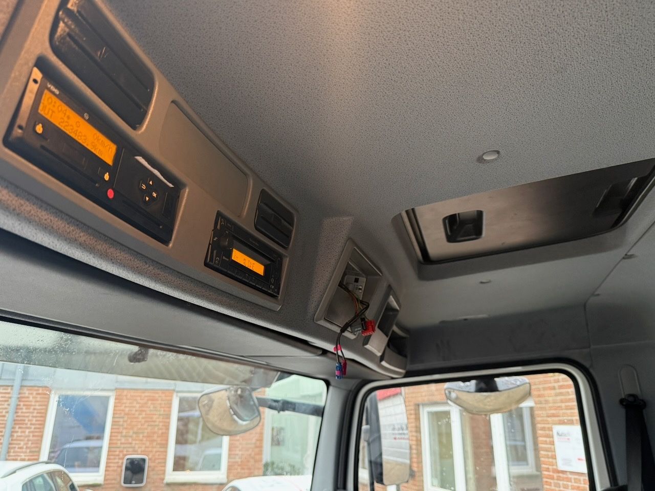 Fahrzeugabbildung Mercedes-Benz 818L Pritsche mit Bordwänden und Plane