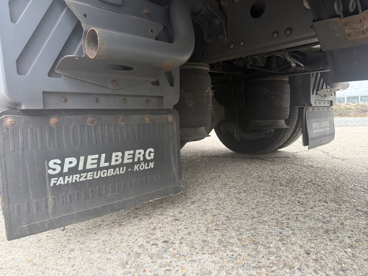 Fahrzeugabbildung Mercedes-Benz 818L Pritsche mit Bordwänden und Plane