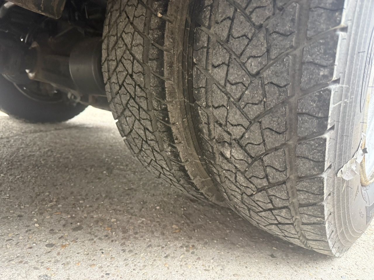 Fahrzeugabbildung Mercedes-Benz 818L Pritsche mit Bordwänden und Plane