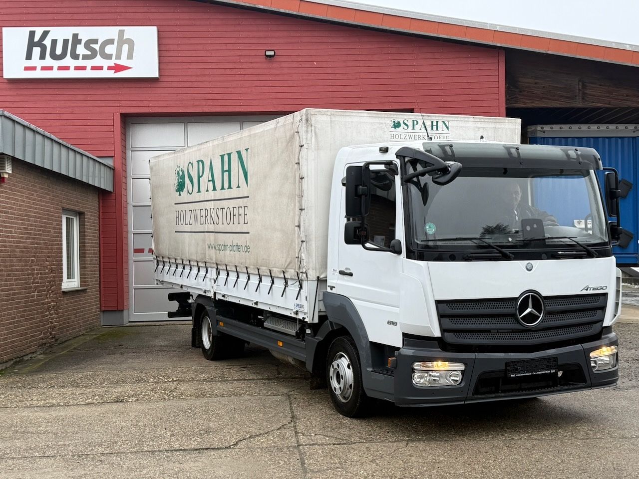 Fahrzeugabbildung Mercedes-Benz 818L Pritsche mit Bordwänden und Plane