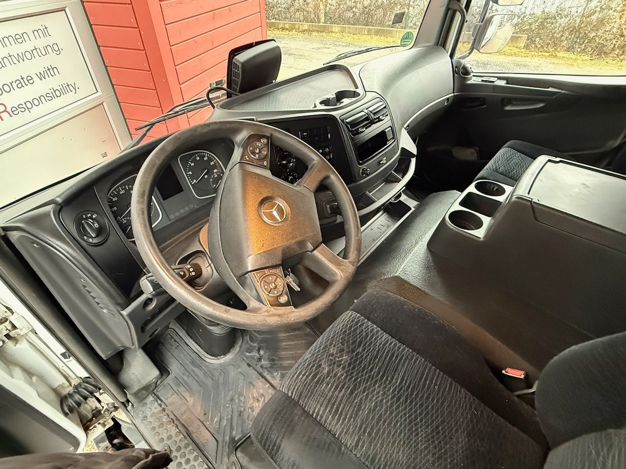 Fahrzeugabbildung Mercedes-Benz 1227L Atego Koffer/Lbw. Hochdach