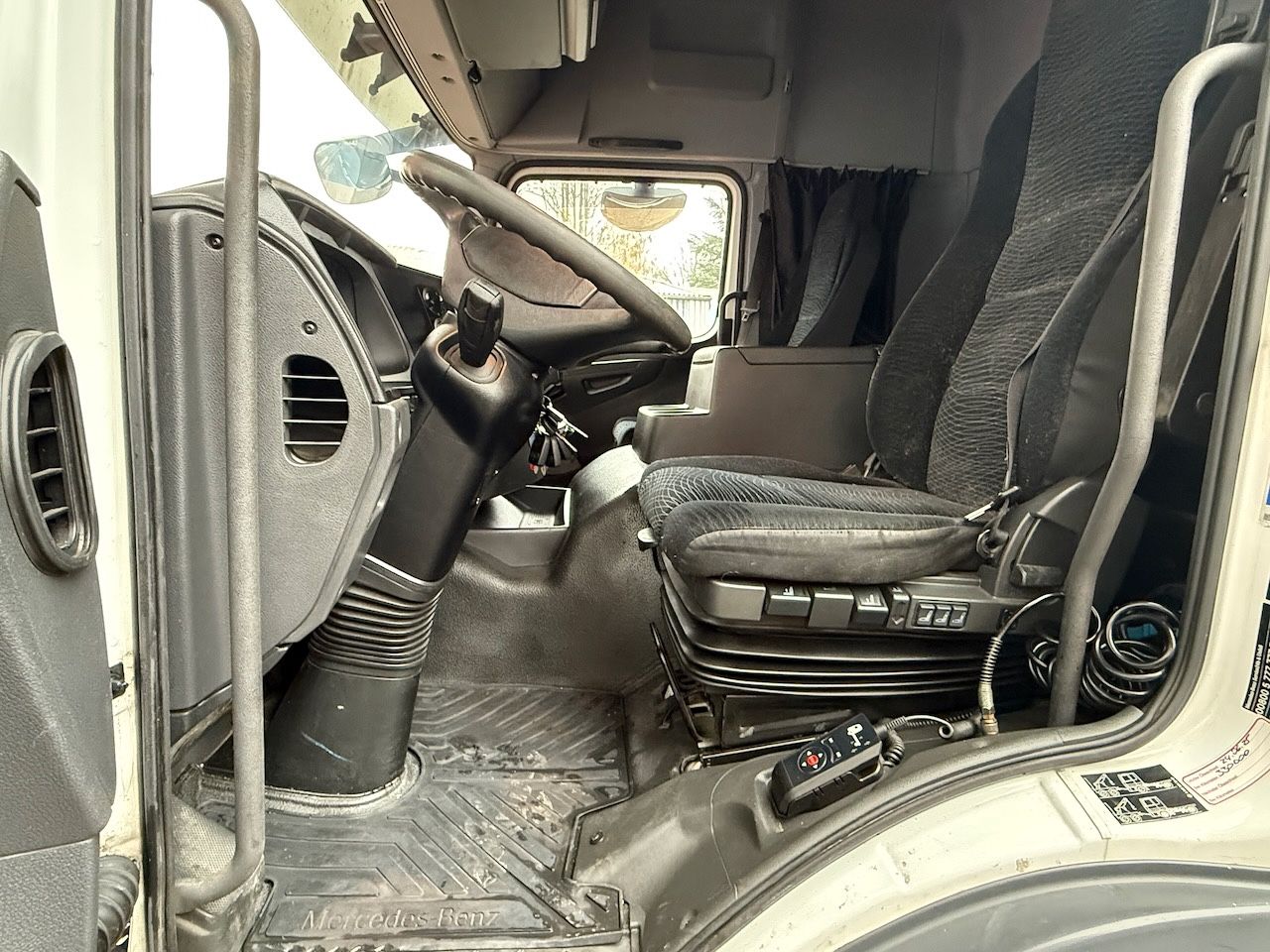 Fahrzeugabbildung Mercedes-Benz 1227L Atego Koffer/Lbw. Hochdach