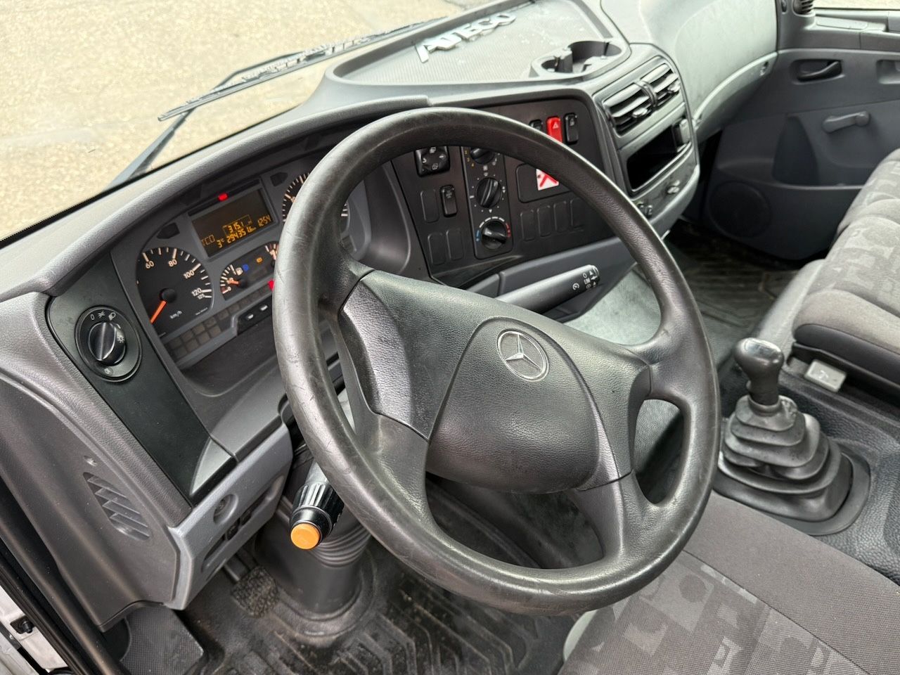 Fahrzeugabbildung Mercedes-Benz 816L  Atego Abschleppwagen