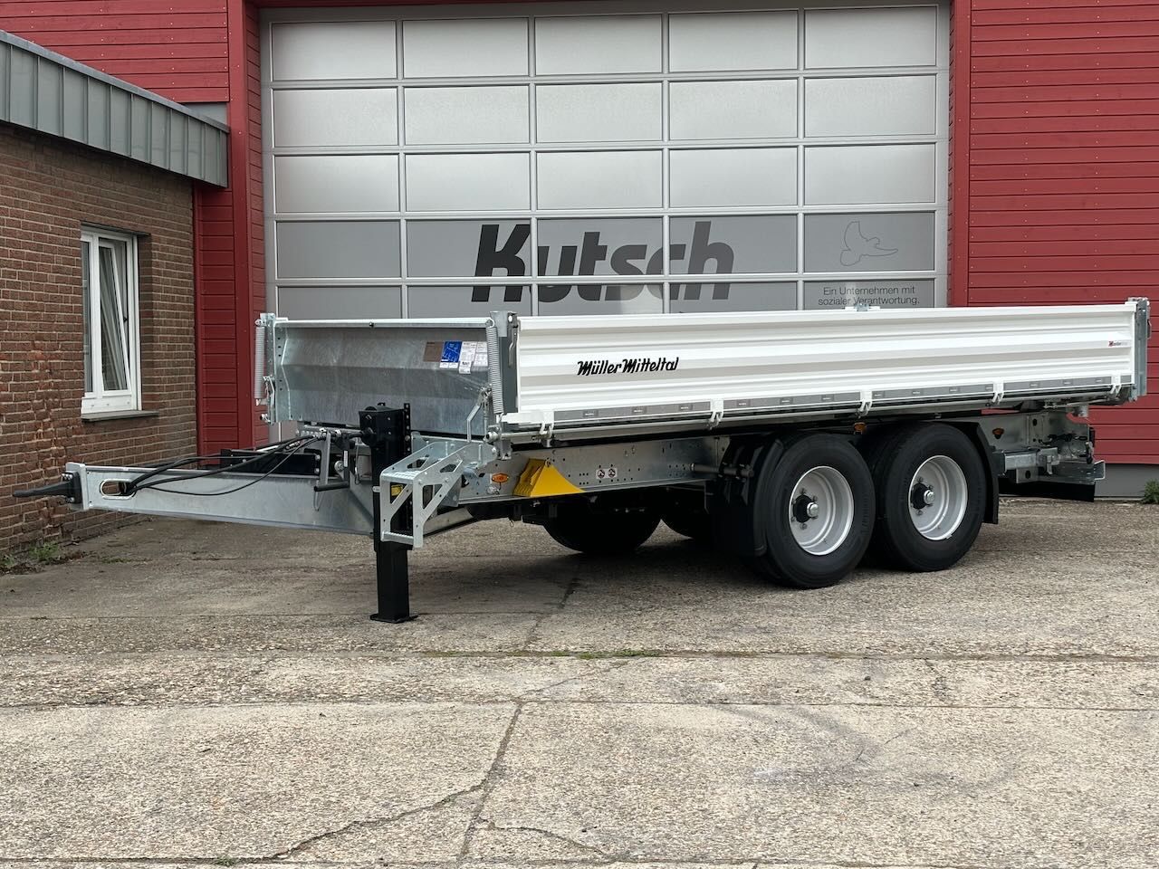Fahrzeugabbildung Müller-Mitteltal Tieflader / Kipper 3 Seiten mit Auffahrrampen