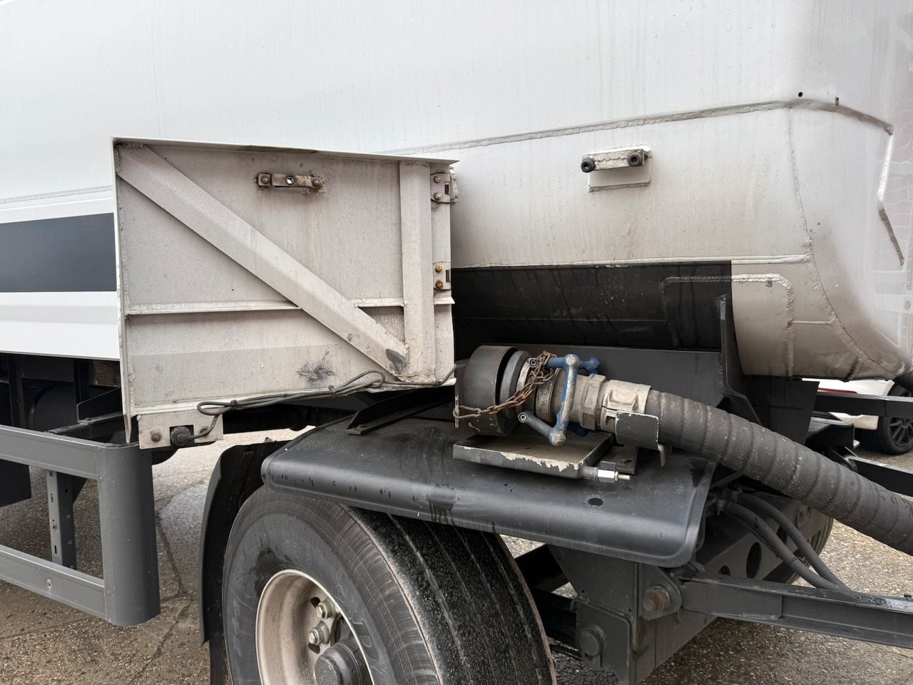 Fahrzeugabbildung Andere ESTERER  TA 18.210 Tankanh. 21.000 Untenbef.