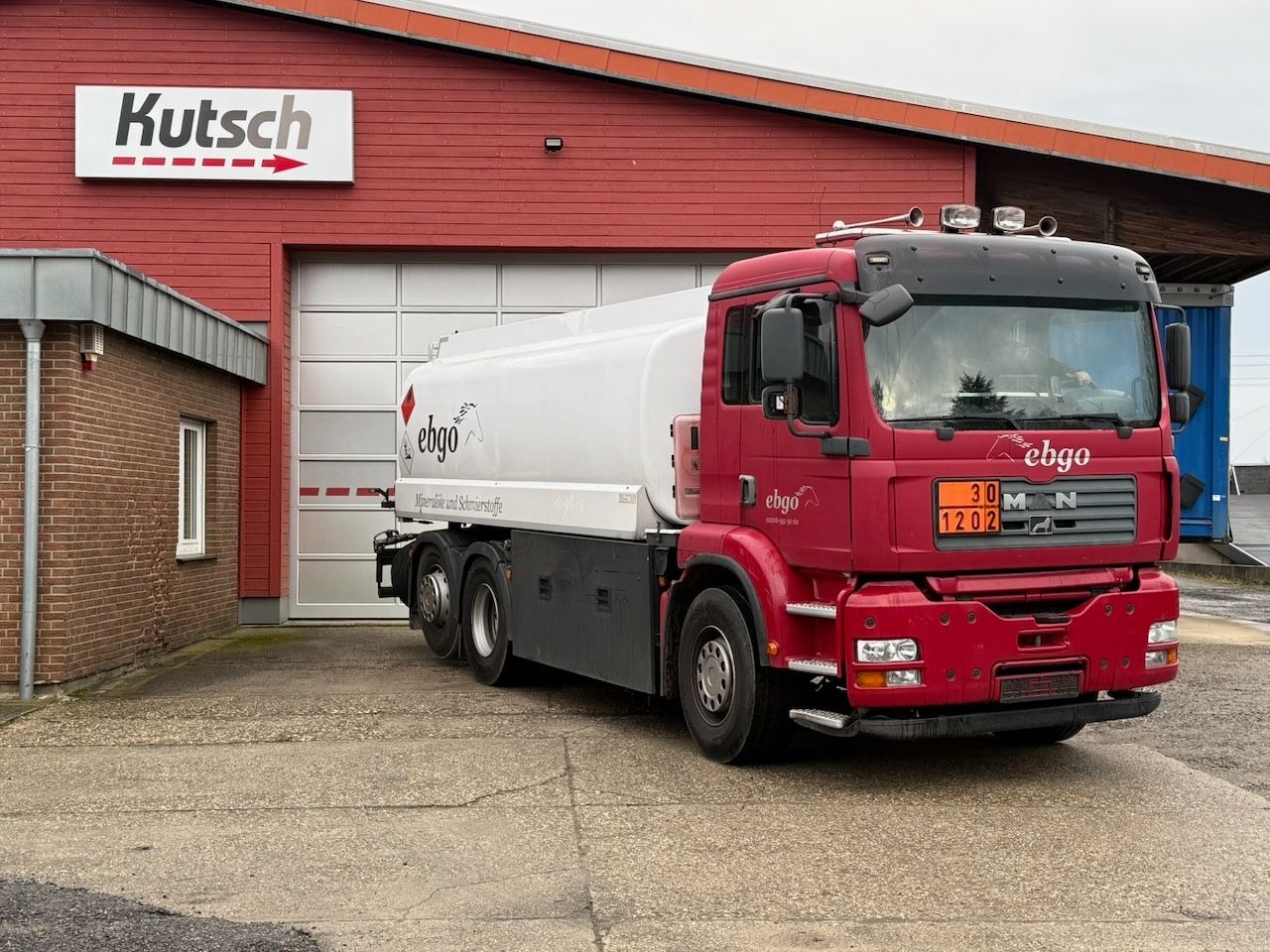 Fahrzeugabbildung MAN TGA 26.413 6x2/2 Tankwagen, Untenbefüllung