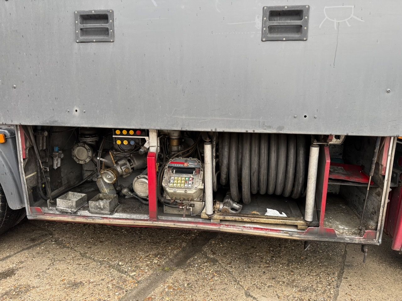 Fahrzeugabbildung MAN TGA 26.413 6x2/2 Tankwagen, Untenbefüllung