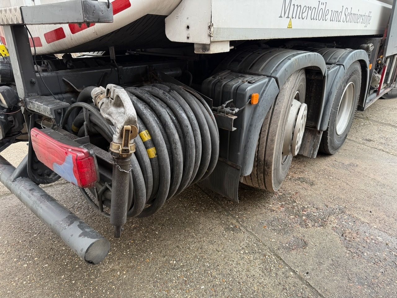 Fahrzeugabbildung MAN TGA 26.413 6x2/2 Tankwagen, Untenbefüllung