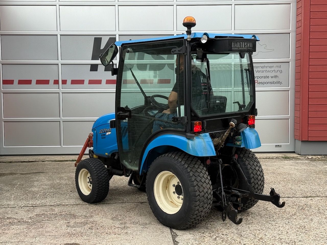 Fahrzeugabbildung Andere LS Kompakttraktor J27 HST Snowline