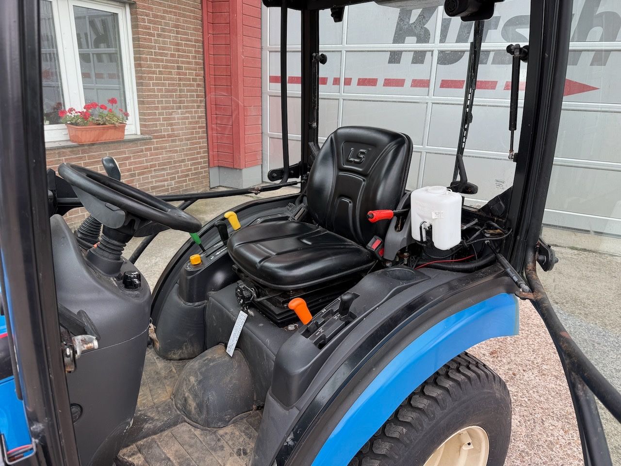 Fahrzeugabbildung Andere LS Kompakttraktor J27 HST Snowline