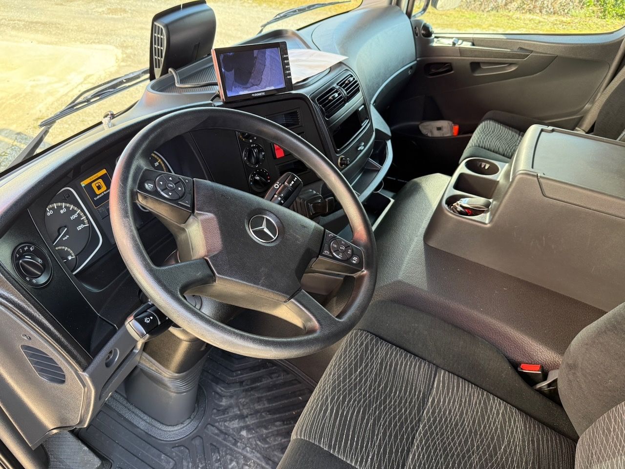 Fahrzeugabbildung Mercedes-Benz 1230L Atego Koffer/Lbw., 8,15m Koffer, EURO 6E