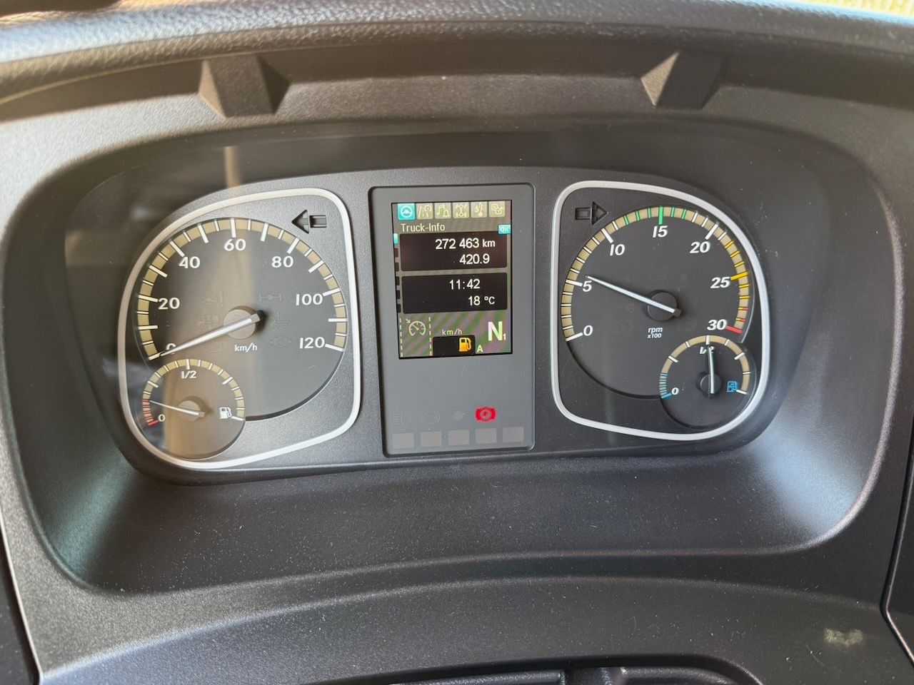 Fahrzeugabbildung Mercedes-Benz 1230L Atego Koffer/Lbw., 8,15m Koffer, EURO 6E