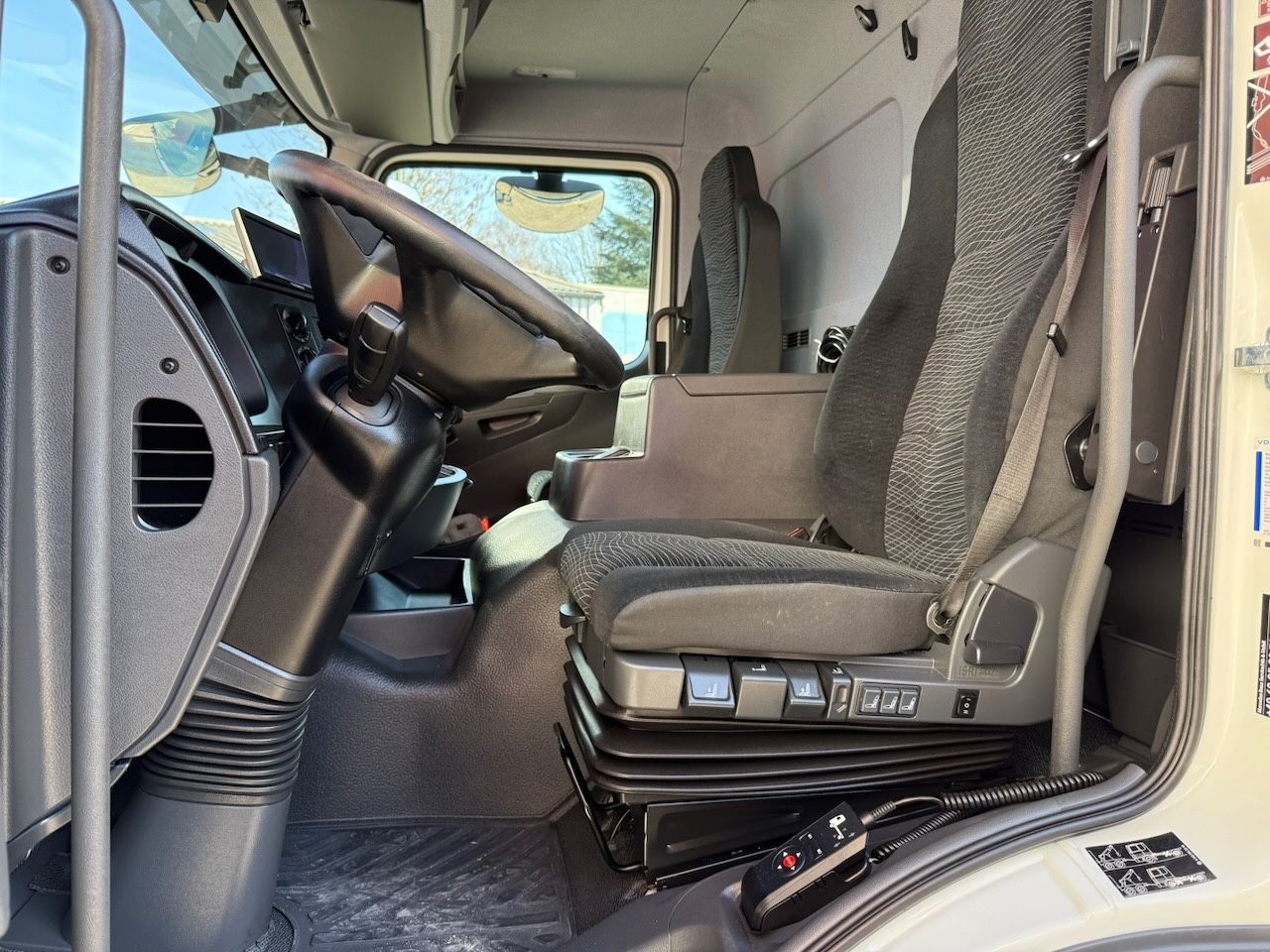 Fahrzeugabbildung Mercedes-Benz 1230L Atego Koffer/Lbw., 8,15m Koffer, EURO 6E