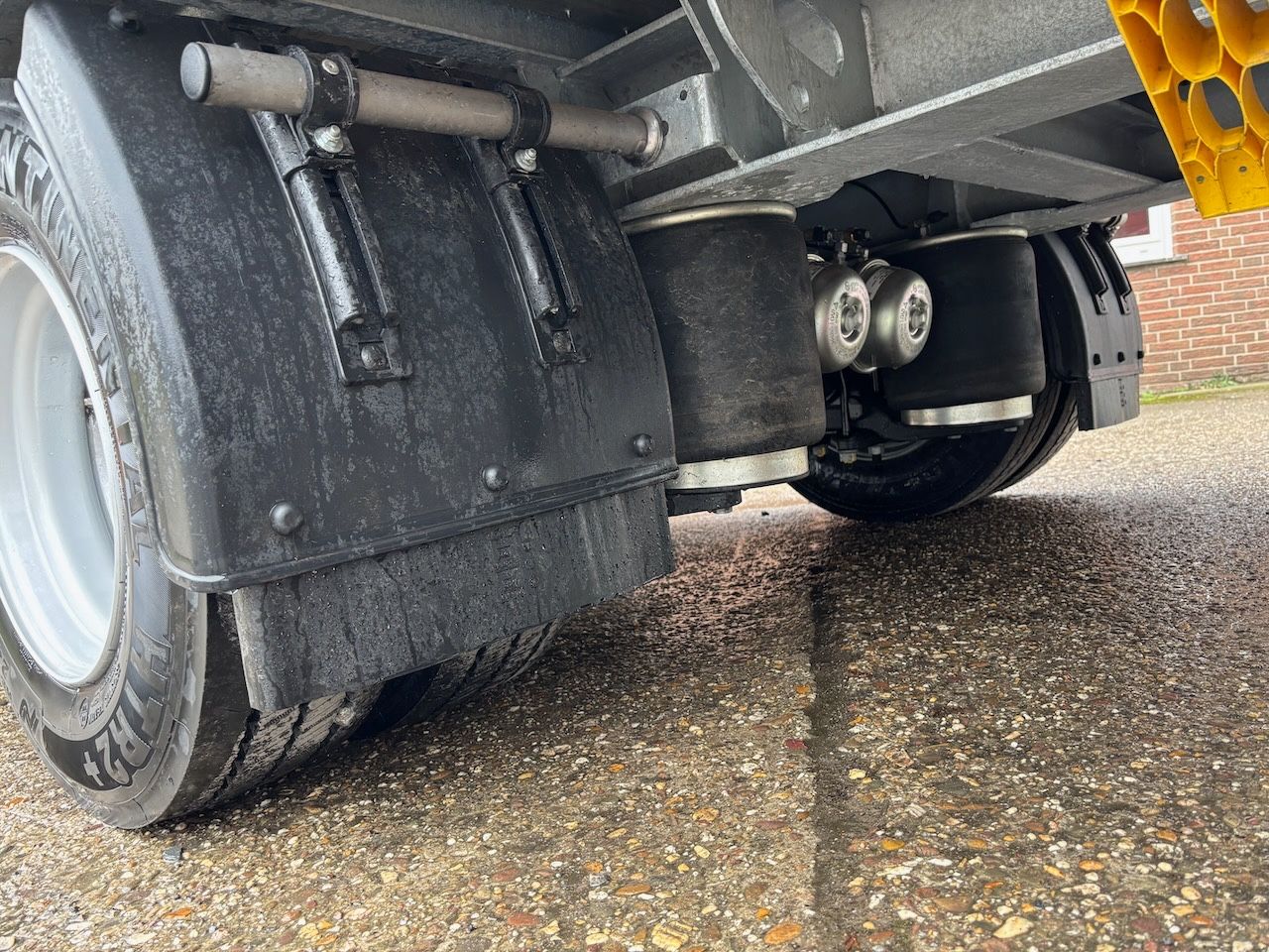 Fahrzeugabbildung Müller-Mitteltal ETÜ-TA-R 21 Plateau 7m, luftgefedert, LED