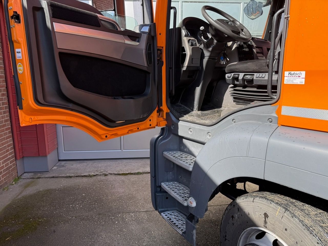 Fahrzeugabbildung MAN TGS 26.430 BL 6x2/2 Plateau, Lenk Lift