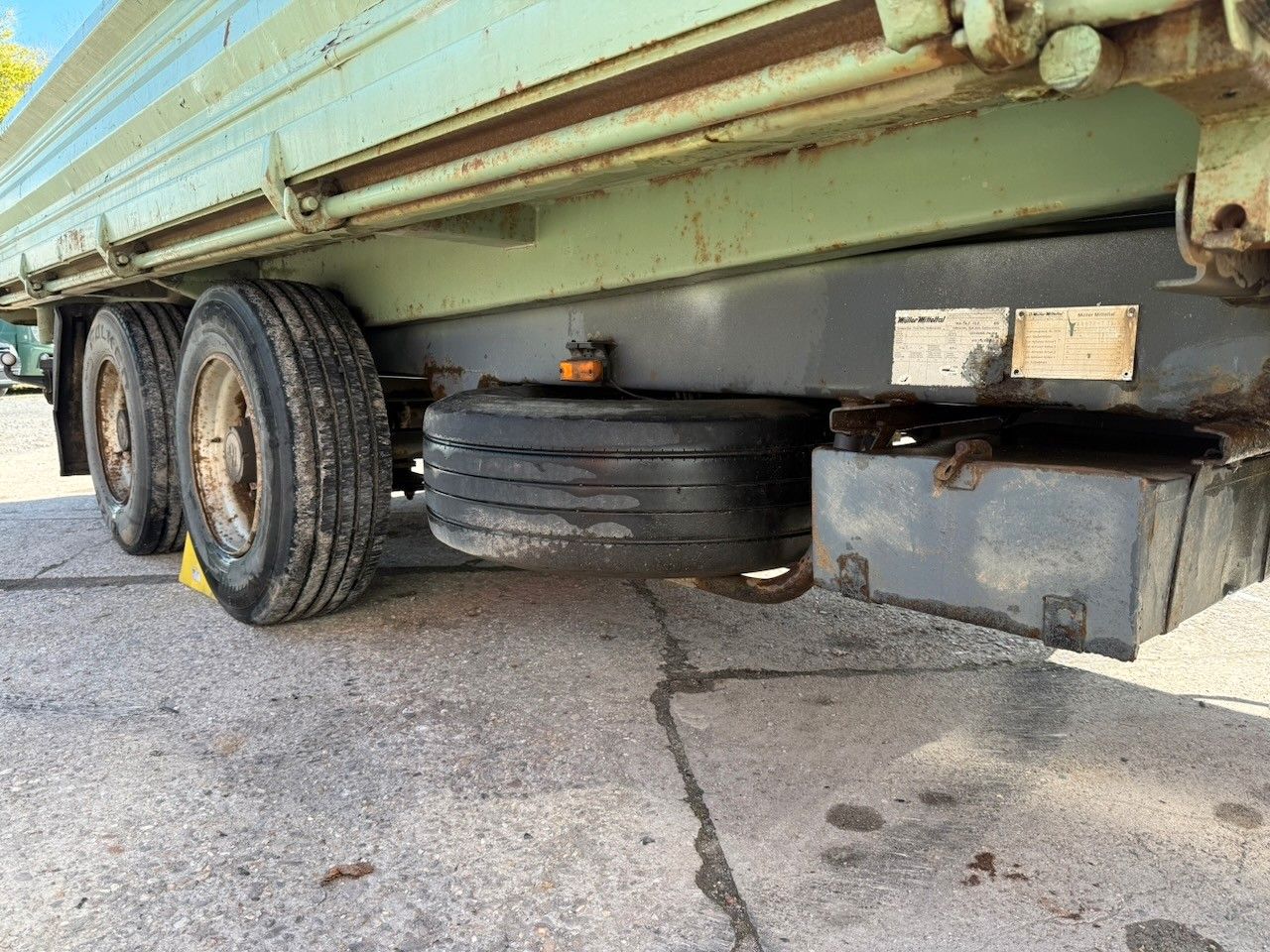 Fahrzeugabbildung Müller-Mitteltal 3 Seiten Kipper mit Rampen