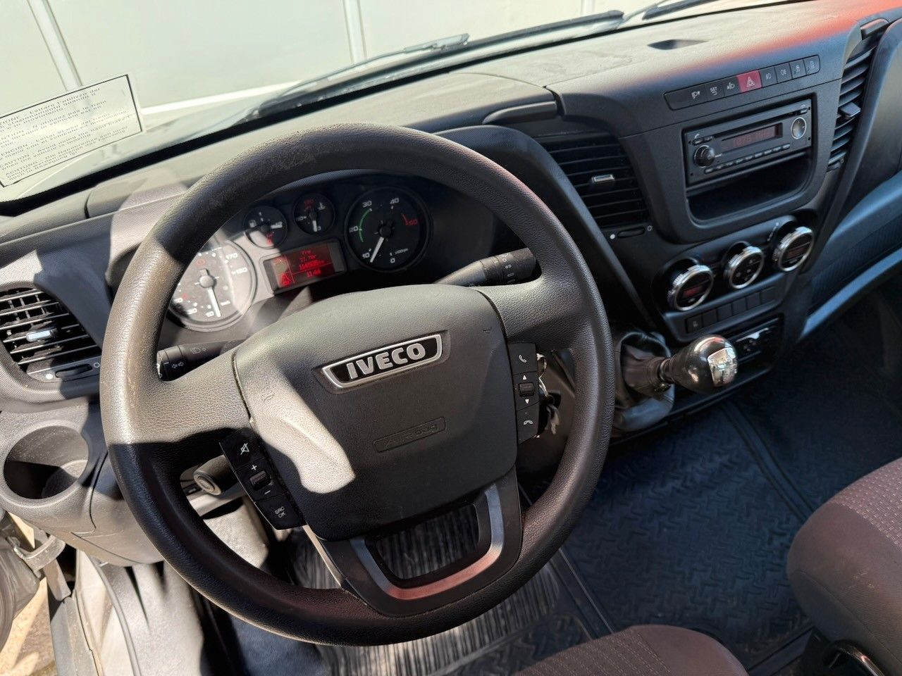 Fahrzeugabbildung Iveco 70C17 Abschleppwagen, 7 Sitze