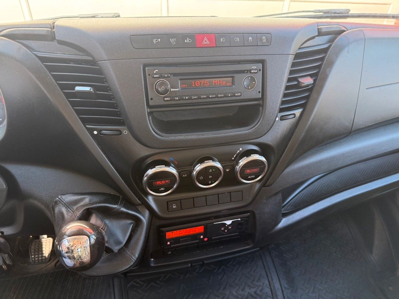 Fahrzeugabbildung Iveco 70C17 Abschleppwagen, 7 Sitze