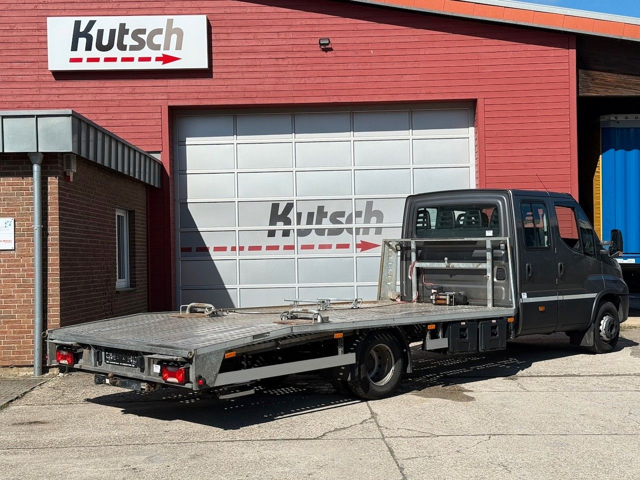 Fahrzeugabbildung Iveco 70C17 Abschleppwagen, 7 Sitze