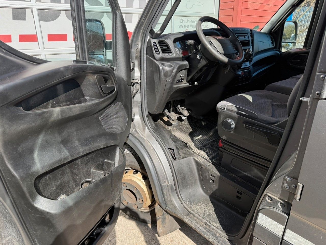 Fahrzeugabbildung Iveco 70C17 Abschleppwagen, 7 Sitze