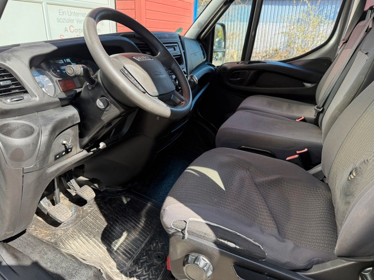 Fahrzeugabbildung Iveco 70C17 Abschleppwagen, 7 Sitze