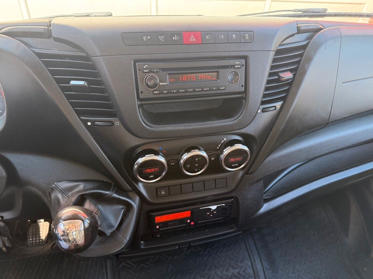 Fahrzeugabbildung Iveco 70C17 Abschleppwagen, 7 Sitze