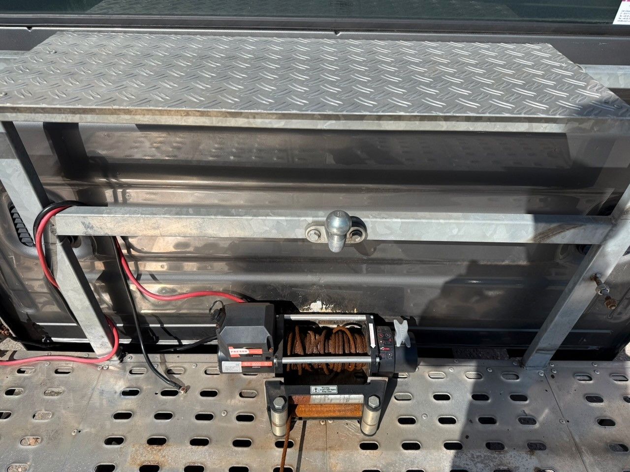 Fahrzeugabbildung Iveco 70C17 Abschleppwagen, 7 Sitze