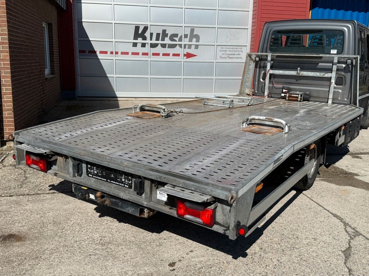 Fahrzeugabbildung Iveco 70C17 Abschleppwagen, 7 Sitze