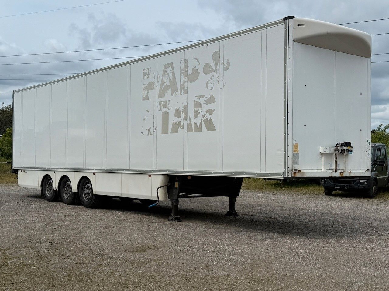 Schmitz Cargobull SKO24 Doppelstock mit Balken isoliert