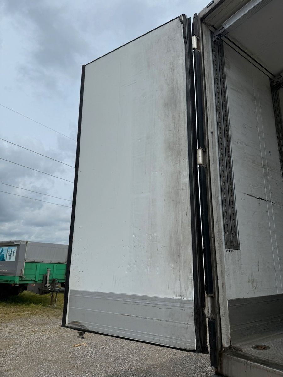 Fahrzeugabbildung Schmitz Cargobull SKO24 Doppelstock mit Balken isoliert