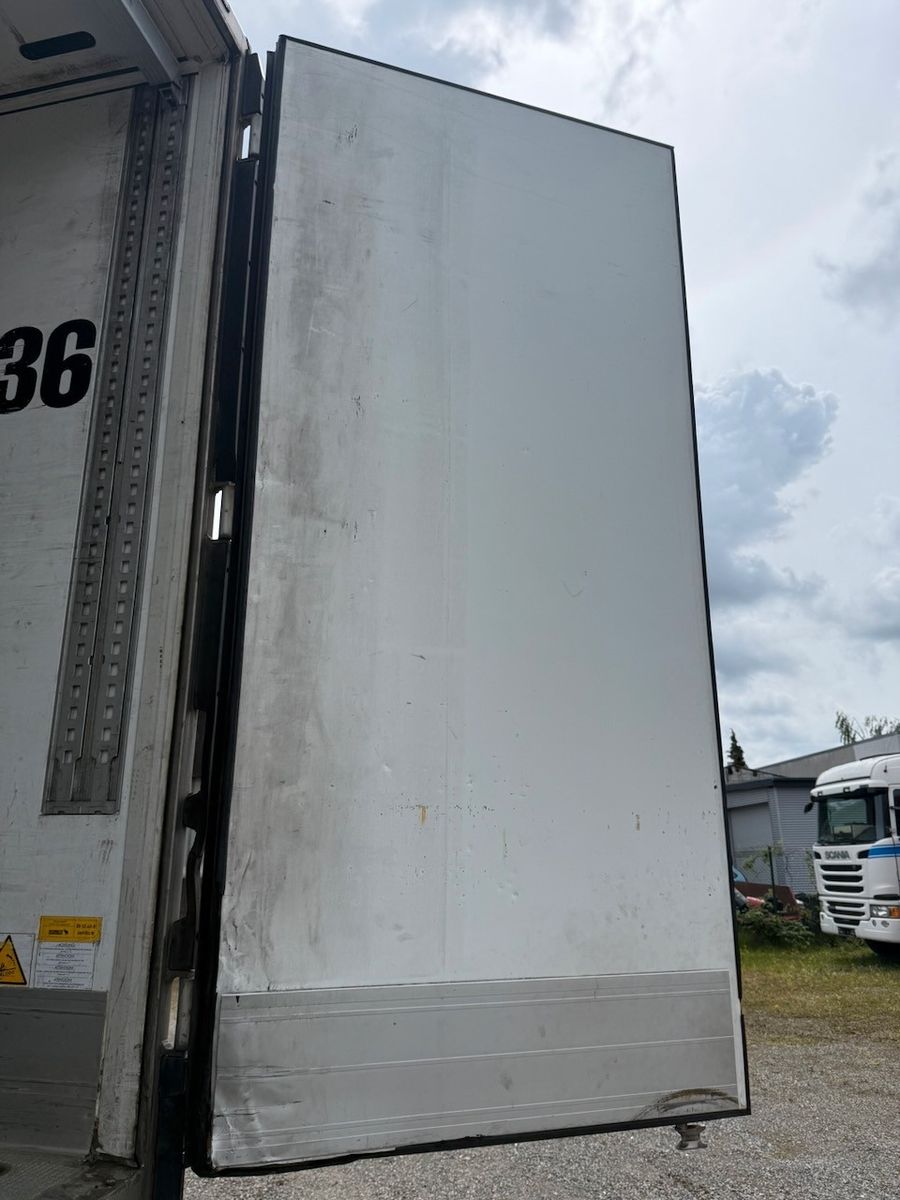 Fahrzeugabbildung Schmitz Cargobull SKO24 Doppelstock mit Balken isoliert