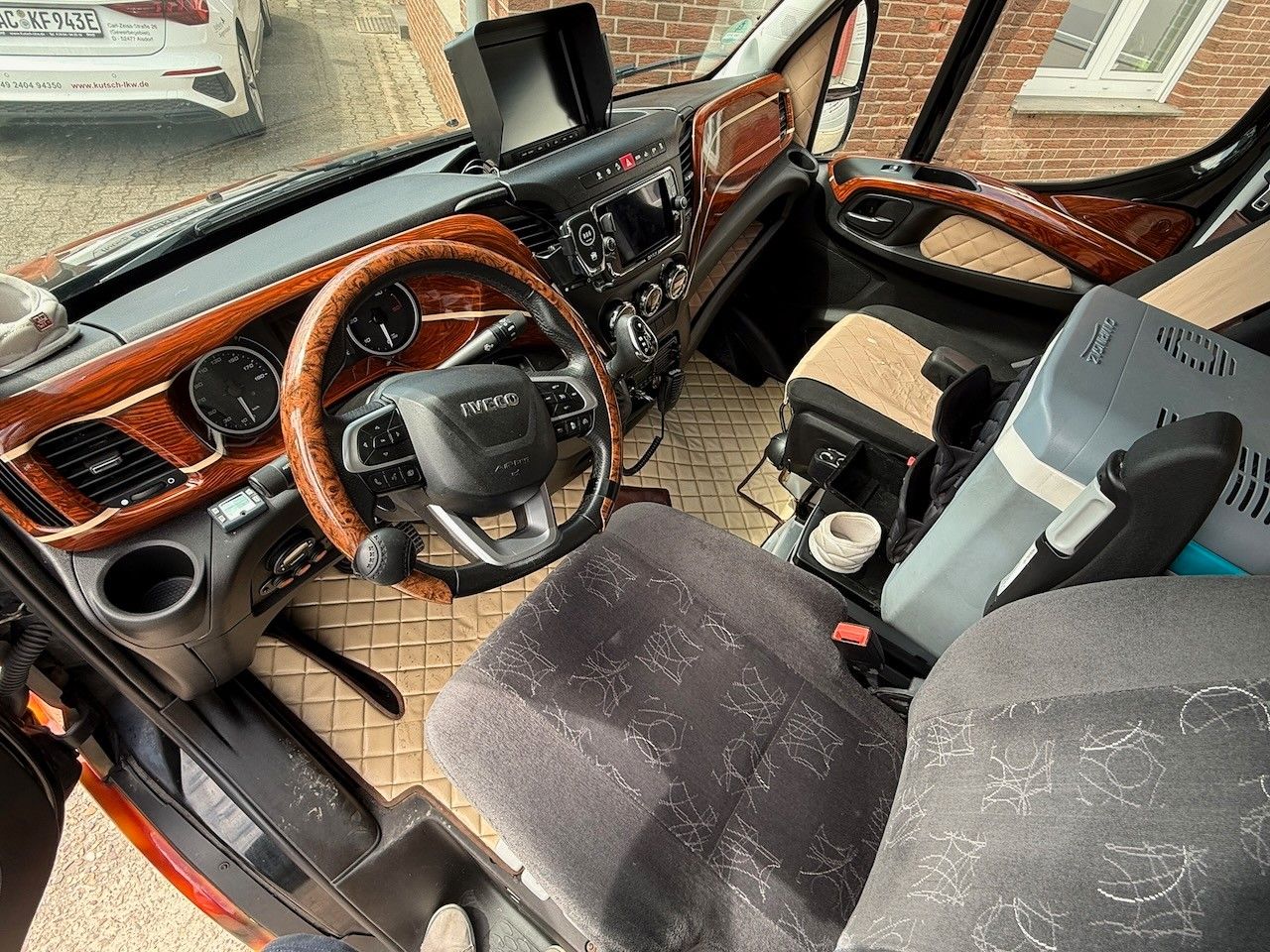Fahrzeugabbildung Iveco Daily 35S180 Koffer/Lbw. Individuell