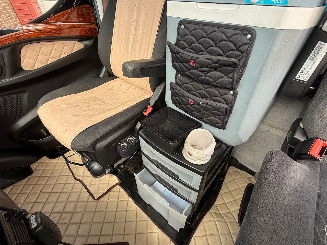 Fahrzeugabbildung Iveco Daily 35S180 Koffer/Lbw. Top-Ausstattung