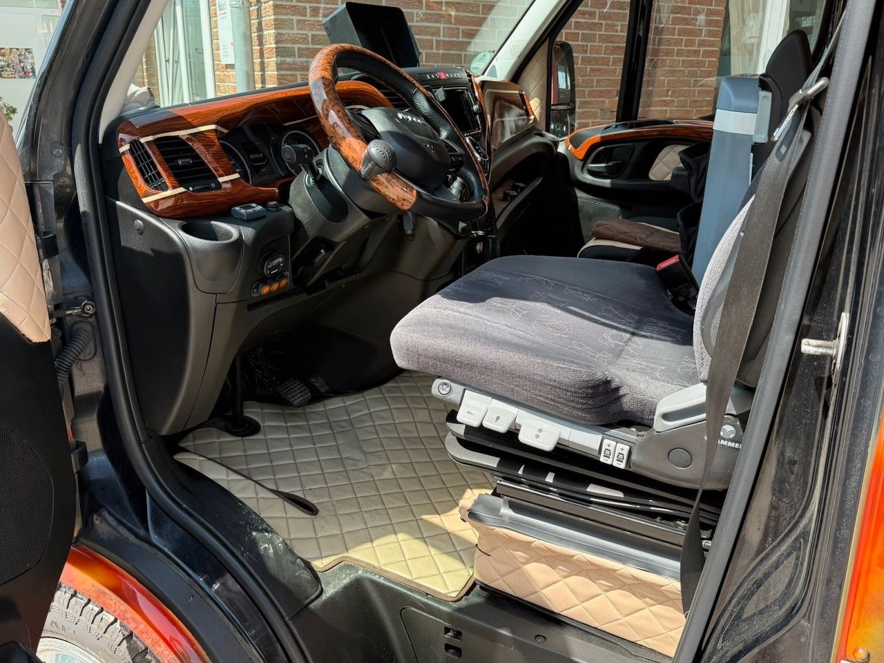 Fahrzeugabbildung Iveco Daily 35S180 Koffer/Lbw. Top-Ausstattung