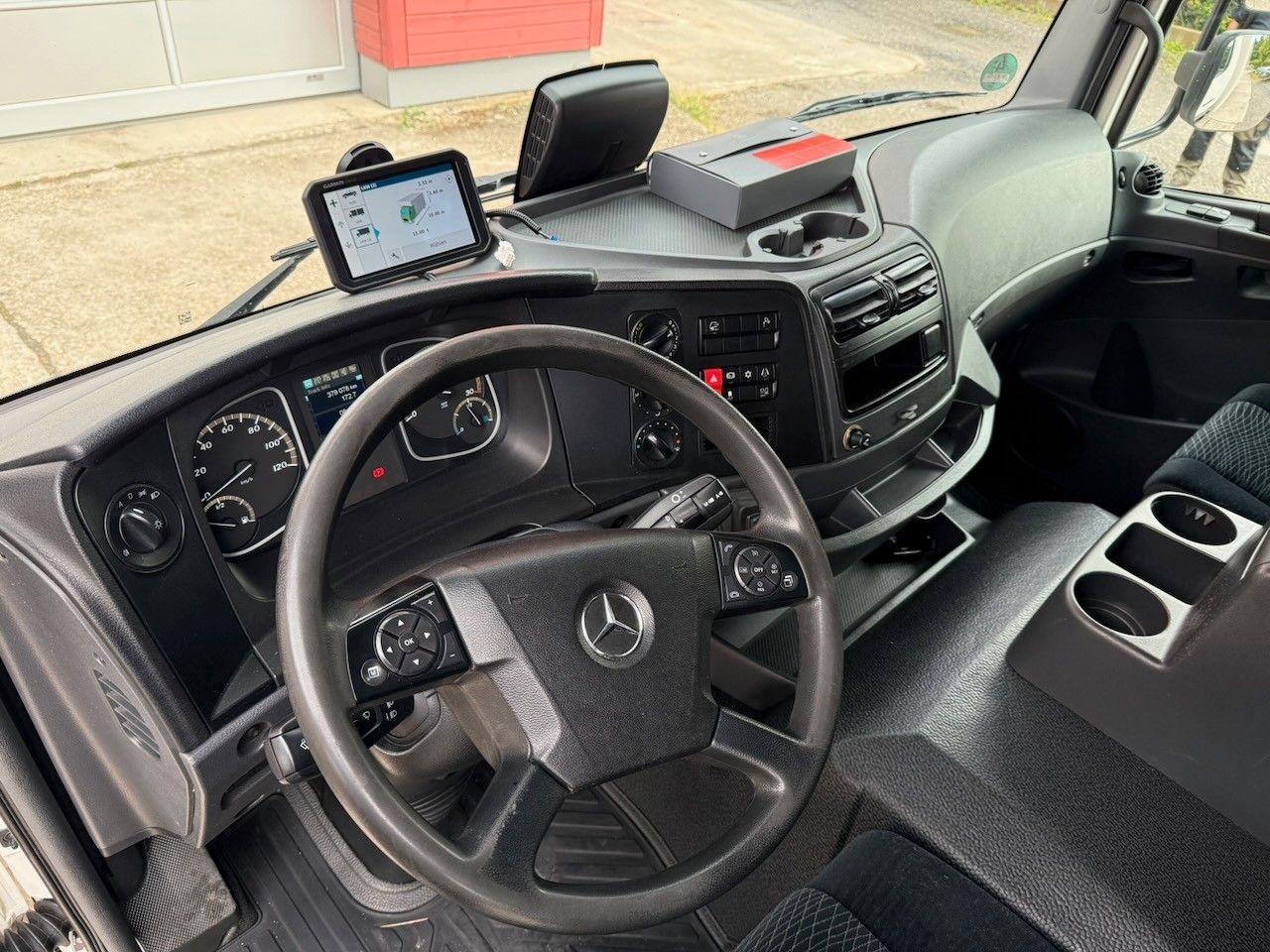 Fahrzeugabbildung Mercedes-Benz 1530L Atego Koffer/Lbw. 8,20m,