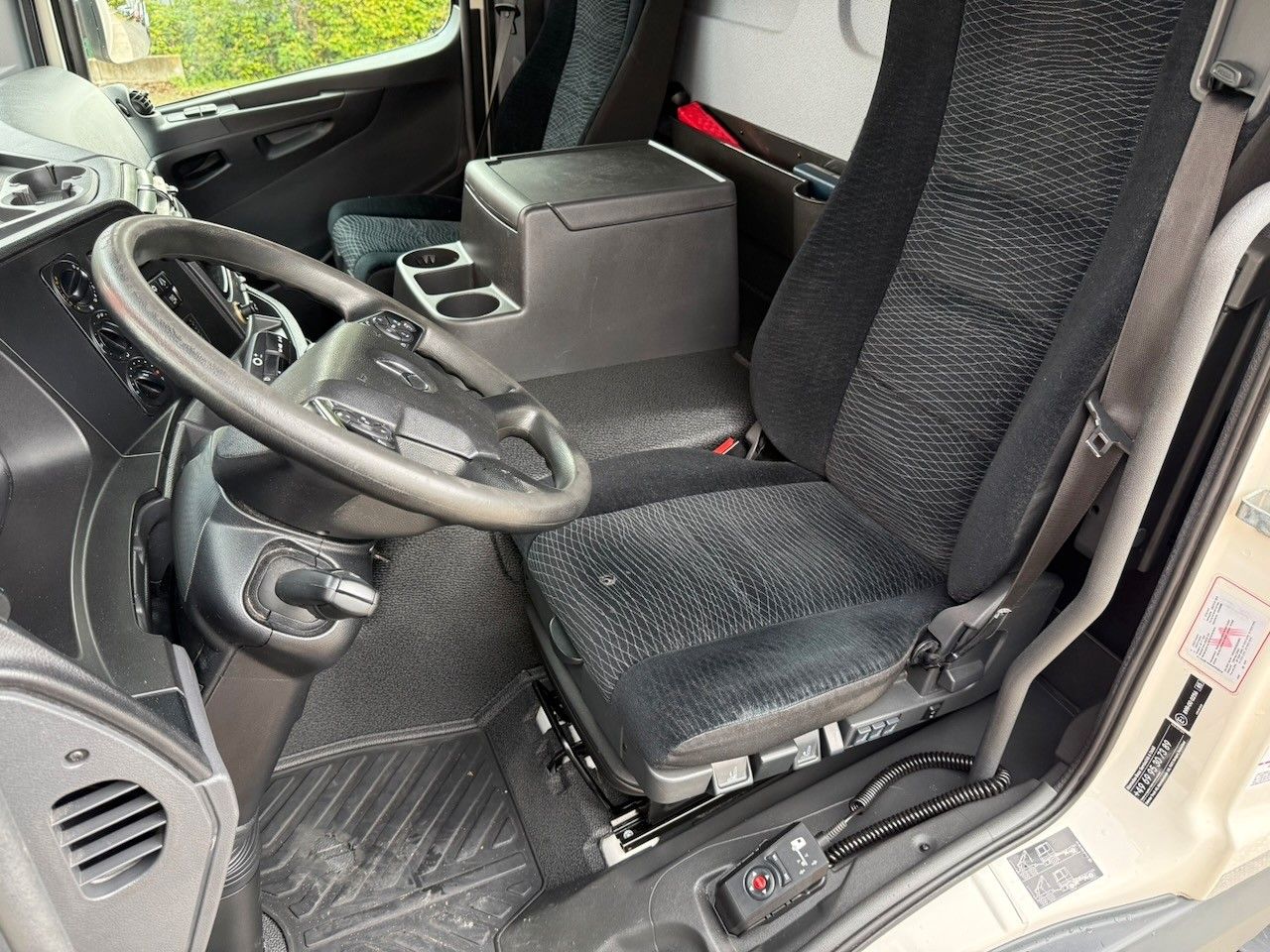 Fahrzeugabbildung Mercedes-Benz 1530L Atego Koffer/Lbw. 8,20m,