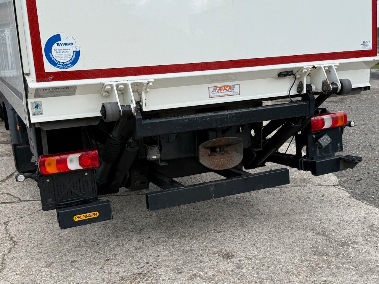 Fahrzeugabbildung Mercedes-Benz 1530L Atego Koffer/Lbw. 8,20m,