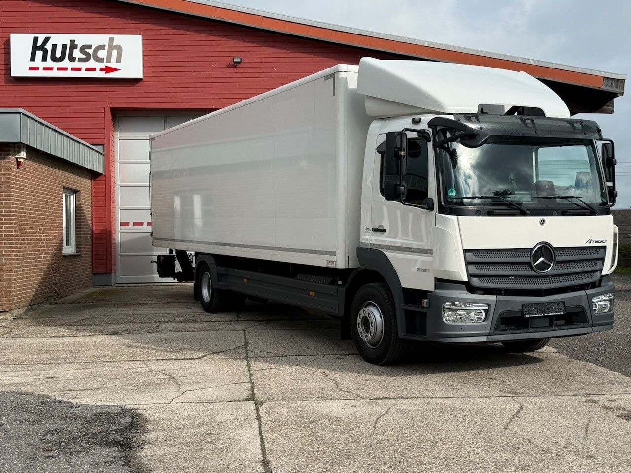 Fahrzeugabbildung Mercedes-Benz 1530L Atego Koffer/Lbw. 8,20m,