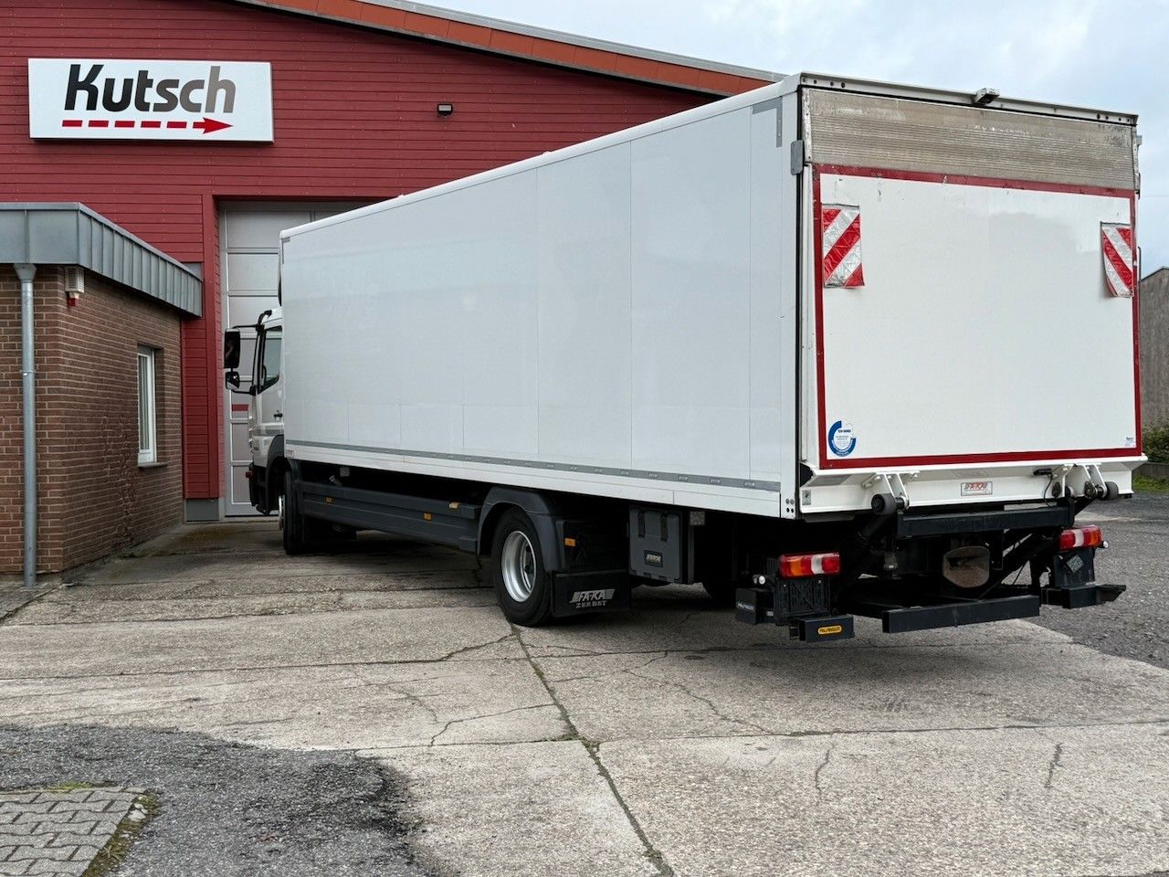 Fahrzeugabbildung Mercedes-Benz 1530L Atego Koffer/Lbw. 8,20m,