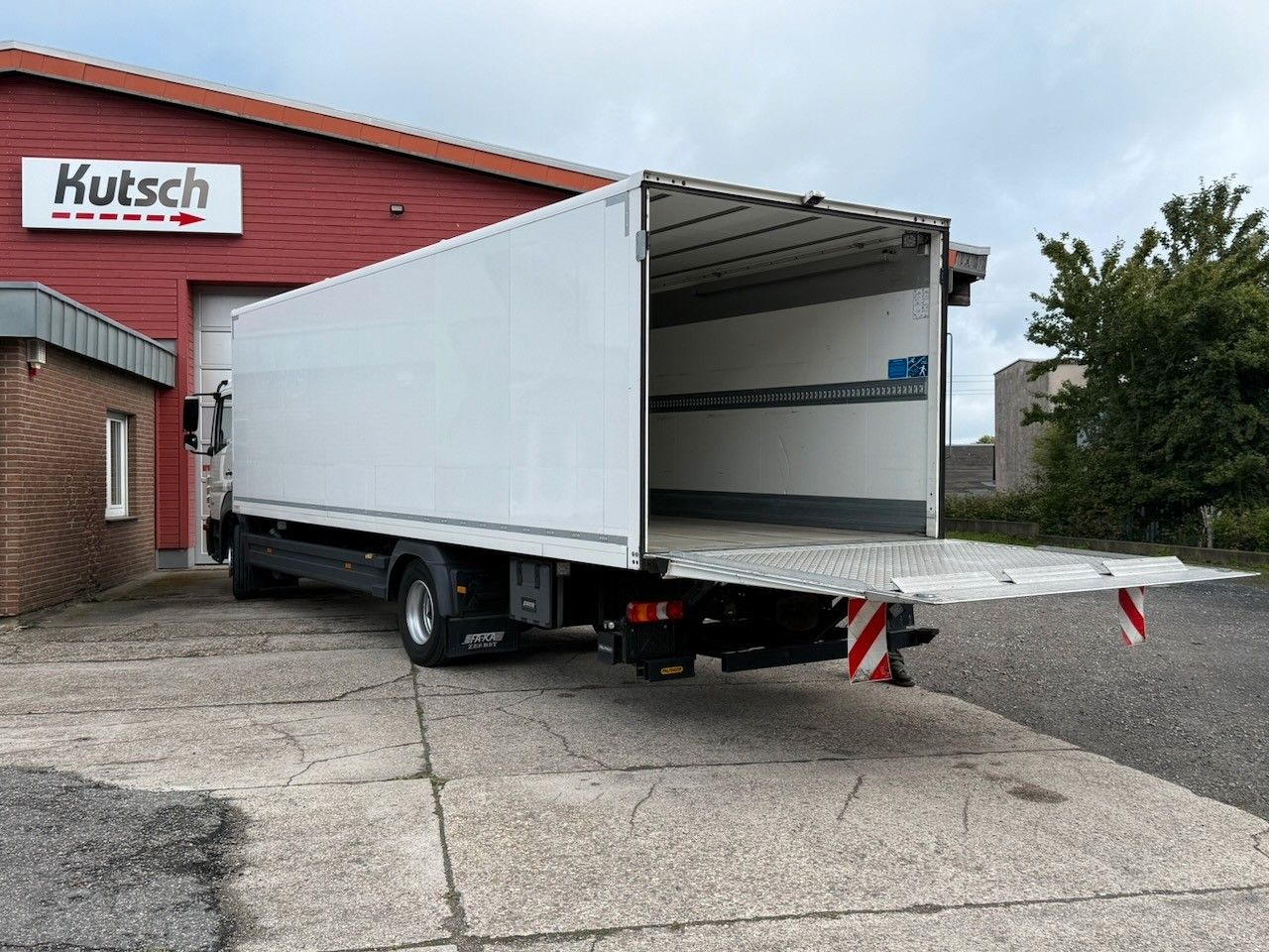 Fahrzeugabbildung Mercedes-Benz 1530L Atego Koffer/Lbw. 8,20m,