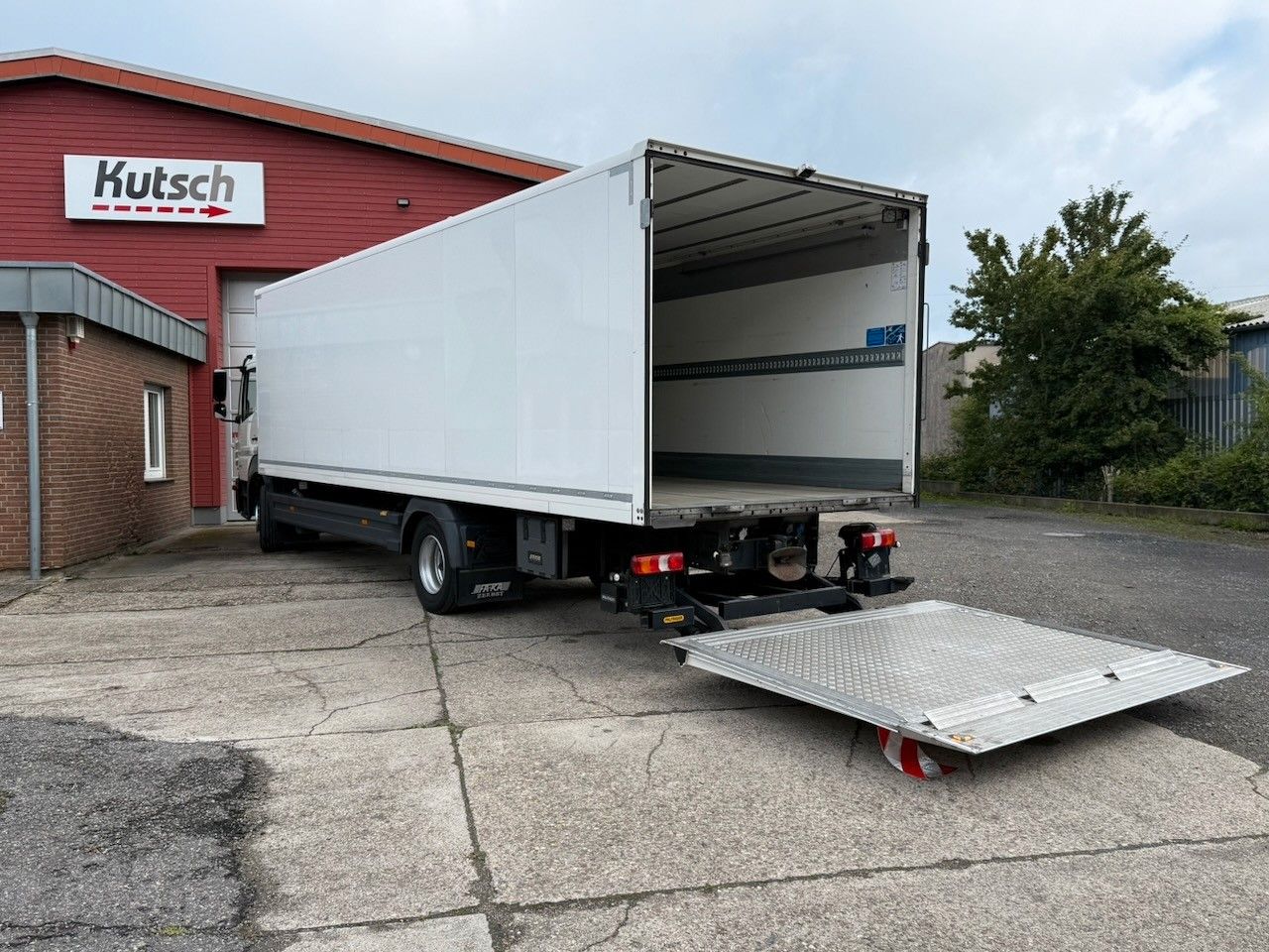 Fahrzeugabbildung Mercedes-Benz 1530L Atego Koffer/Lbw. 8,20m,