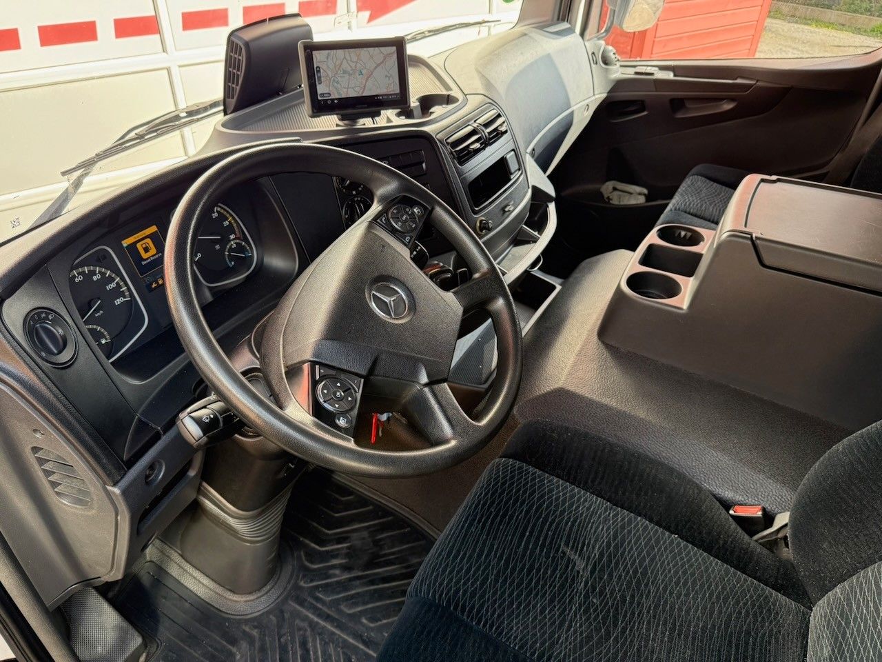 Fahrzeugabbildung Mercedes-Benz Atego 1624L Pritsche/Plane, Edscha,