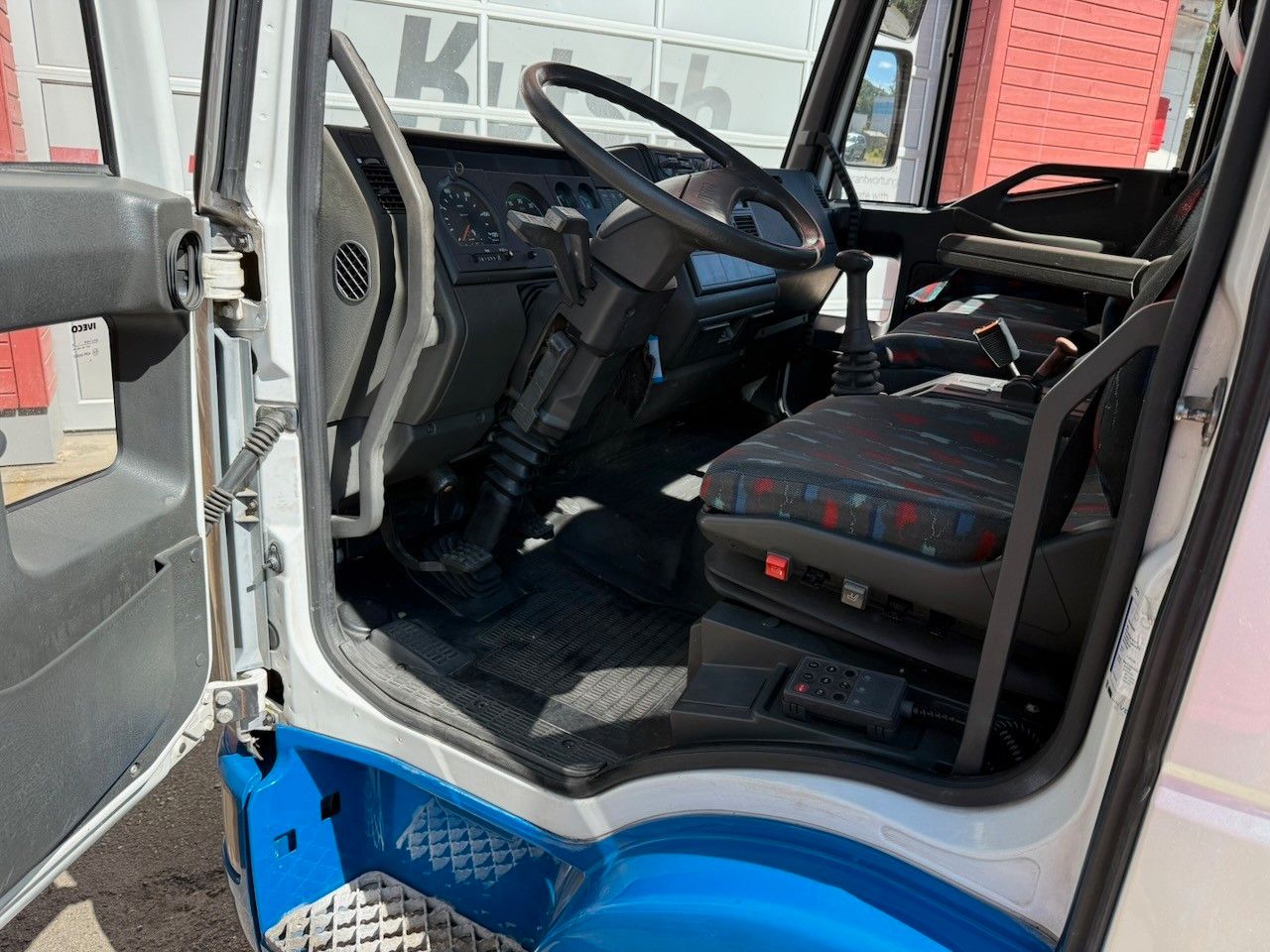 Fahrzeugabbildung Iveco ML 75E 14, Schiebeplateau, Hubbrille