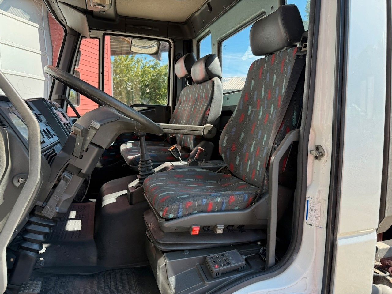 Fahrzeugabbildung Iveco ML 75E 14, Schiebeplateau, Hubbrille
